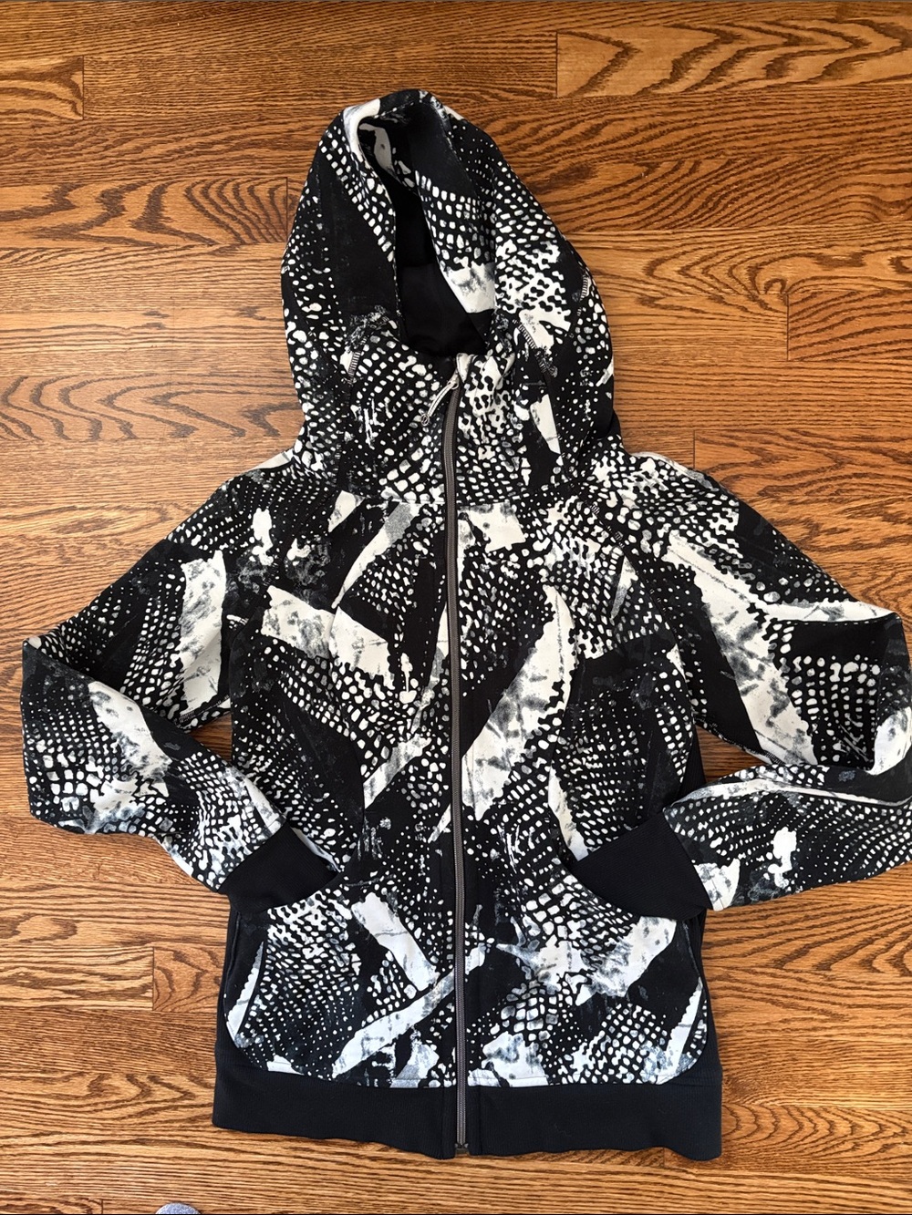 Lululemon Women’s Zio-Up Hooded Black and White Jacket. Size 8